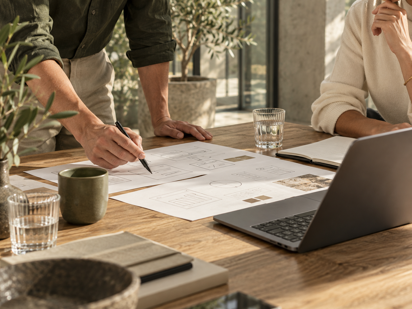 Illustrative Arbeitssituation: gemeinsame Prozessplanung am Tisch